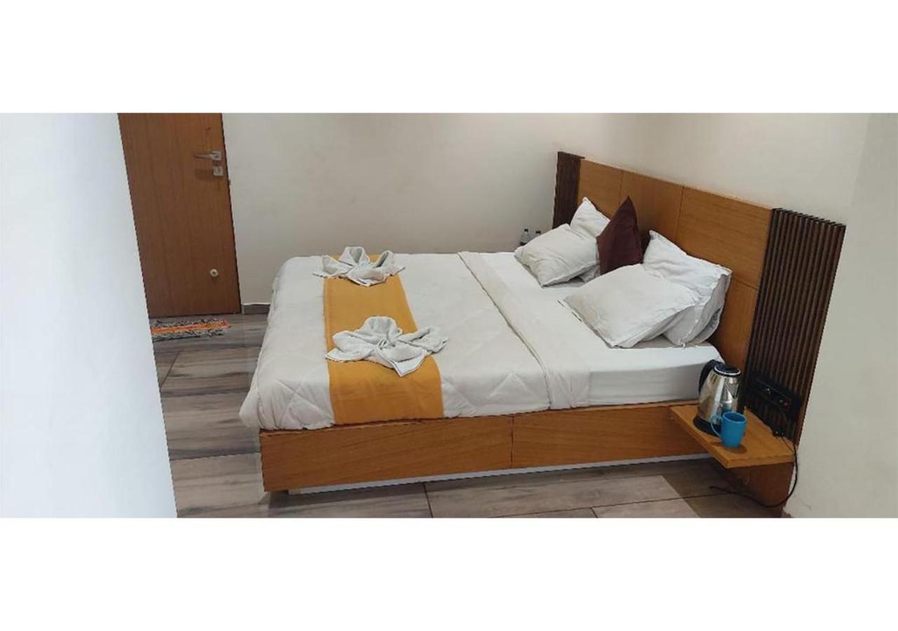 Shree Murlidhar Guest House Szúrat Kültér fotó